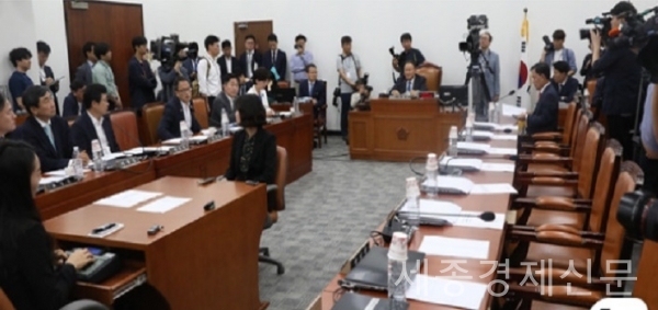 국회 사개특위가 자유한국당과 바른미래당이 불참한 가운데 반쪽회의로 열리고 있다[사진=뉴스1]