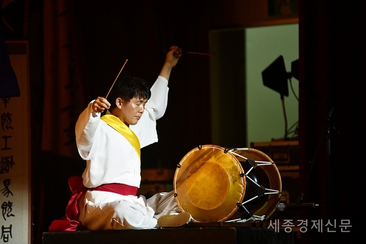 전통예술단 마당굿은 21일 오후 7시 30분 논산문화예술회관에서 ‘위대한 민족정서 푸른 신명’2019 공연장상주단체 레퍼토리 공연을 개최했다. / 권오헌 기자