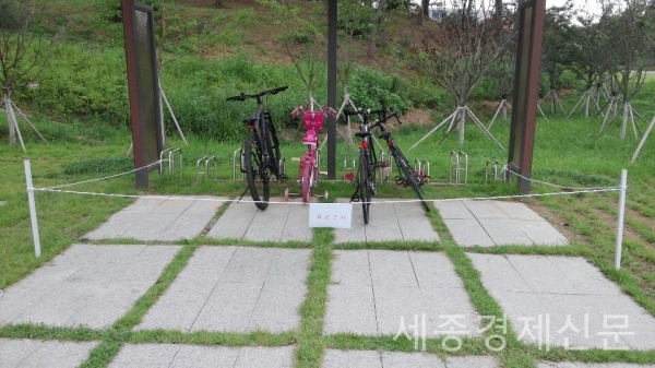 논산열린도서관 도서관운영팀이 자전거 보관대에 접근금지 표시를 한 사진 / 권오헌 기자