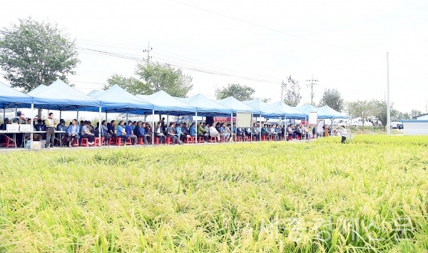 논산시농업기술센터가 명품 논산쌀 생산을 위한 평가회를 열어 농민들로부터 호응을 얻고 있다. / 권오헌 기자