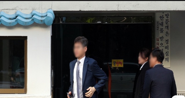 23일 오전 검찰 관계자들이 압수수색을 위해 서울 서초구 방배동 조국 법무부 자택으로 들어서고 있다. [사진=뉴스1]