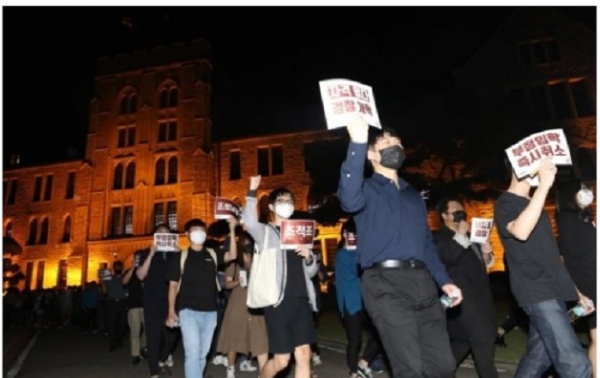 지난 19일 서울 성북구 고려대 안암캠퍼스에서 학생들이 조국 법무부장관 퇴진을 요후하며 4차집회를 갖고 있다[사진= 뉴스 1]