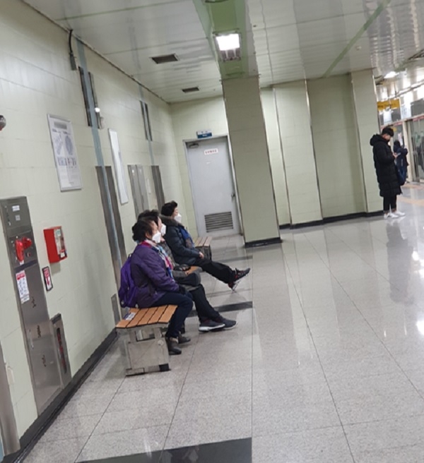 전국이 우한 신종 코로나 바이러스감염증으로 긴장한 가운데 1일 오후 3시쯤  대전지하철 오룡역에 승객들이 마스크차람으로 지하철을 기다리고 있다[사진= 신수용대기자]