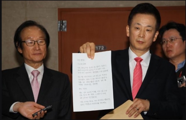 유영하변호사가 4일 국회에서 박근혜 전대통령의 옥중 메시지를 공개하고 있다[사진=뉴스1]