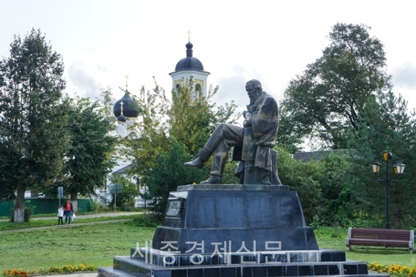 러시아 스타라야루사의 도스토엡스키 동상 [이정식 대기자]