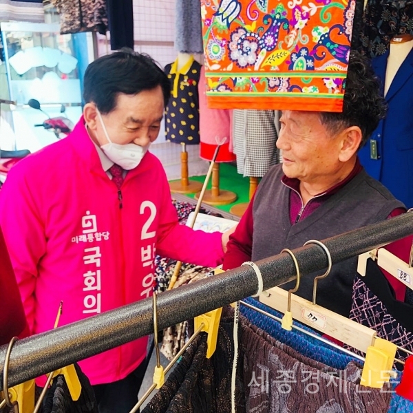 미래통합당 박우석 예비후보가 지난 22일 충남 금산군 금빛시장을 찾아 상인들을 격려했다. / 권오헌 기자