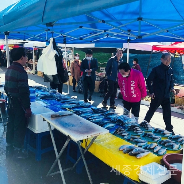 미래통합당 박우석 예비후보가 지난 22일 충남 금산군 금빛시장을 찾아 상인들을 격려했다. / 권오헌 기자
