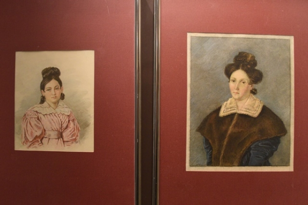 옴스크 박물관에 걸려있는 데카브리스트 부인 폰비지나와 안넨코바 사진