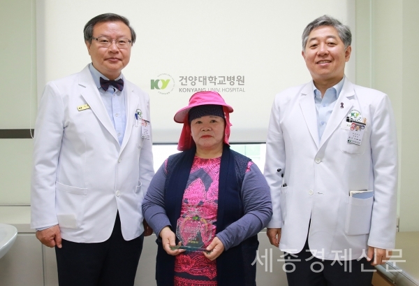 왼쪽부터 건양대병원 최원준 의료원장, 김수옥 씨, 외과 최인석 교수 / 사진제공=건양대병원