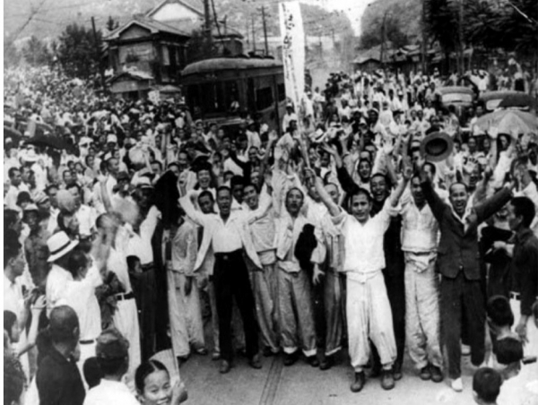 1945년 8월15일. 일본 히로히토 국왕의 무조건 항복으로 해방을 맞아 서대문형무소등에 수감된 항일독립투사등과 시민들이   조선독립만세를 외치며 감격해있다[사진= 신수용 대기자db]