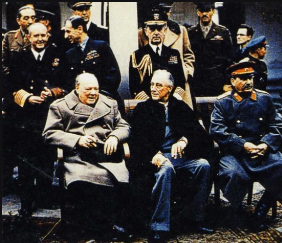 1945년 2월 크리미아반도 얄타회에서 전후 대책과 대일항전을 논의하는 왼쪽부터 처칠 영국 수상, 루즈벨트 미국 대통령, 스탈린 소련 수상. 미국과 소련은 여기서 3.8선 분할통치를 논의했다.[사진출처=블로그 kimseogk켑처]