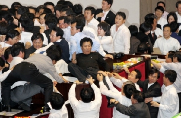 국회의장석을 둘러싼 여야의원들의 몸싸움[사진= 신수용 대기자db]