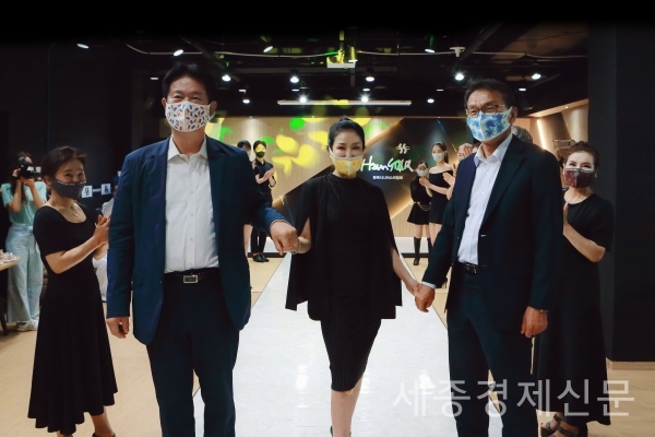 한국시니어스타협회가 신사동 소재 협회 사무실에서 국내 첫 마스크 패션쇼를 개최했다. / 권오헌 기자