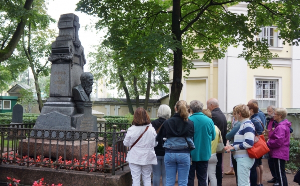 상트페테르부르크 넵스키 수도원의 도스토옙스키 묘를 찾은 참배객들