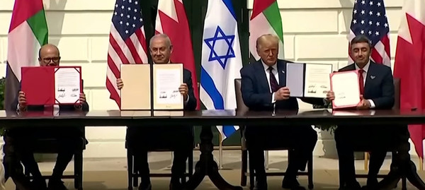 도널드 트럼프(오른쪽 세 번째) 미국 대통령이 15일(현지시간) 백악관 사우스론에서 이스라엘·UAE·바레인 정상과의 '아브라함 협정'(Abraham Accords) 서명식을 가졌다. (왼쪽부터)알둘라티브 빈 라시드 알자야니 바레인 외무장관, 베냐민 네타냐후 이스라엘 총리, 셰이크 압둘라 빈 자예드 알나흐얀 UAE 외무장관. (외신 캡쳐)
