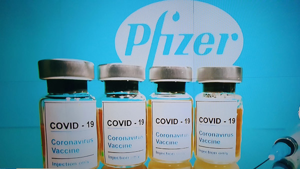 정부가 화이자.얀센(존슨앤드존슨) 코로나 백신 1600만명분의 구매 계약을 맺었다고 밝혔다.