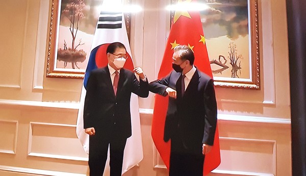 정의용 외교부 장관(왼쪽)과 왕이 중국 국무위원 겸 외교부장이 3일 중국 샤먼 하이웨호텔에서  외교장관 회담 시작 전 인사하고 있다. 