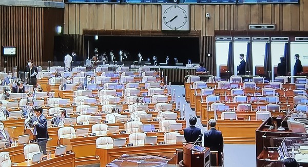 국회는 13일오후  본회의를 열어 국민의힘 소속 의원들이  퇴장한 가운데 김부겸 총리 인준안을  표결하고 있다.   