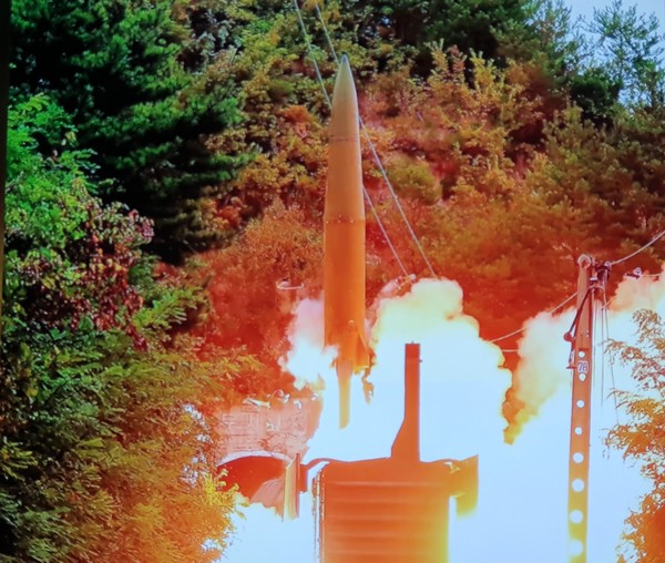 북한판 이스칸데르 개량형으로 추정되는 탄도미사일이 열차에서 발사되고 있다.