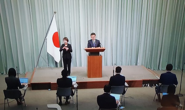 마쓰노 일본 관방장관이 24일 베이징올림픽에 대한  외교적 보이콧에 동참하는 기자회견을 갖고  았다.   